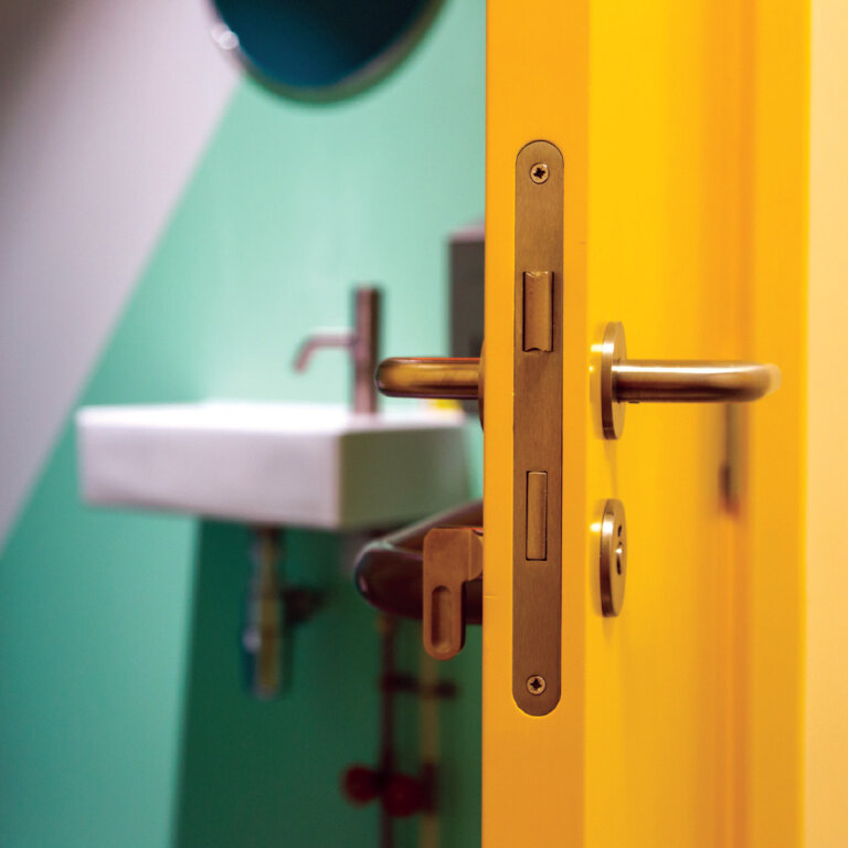 Mashuni---Hillson-photo-yellow-door-handle